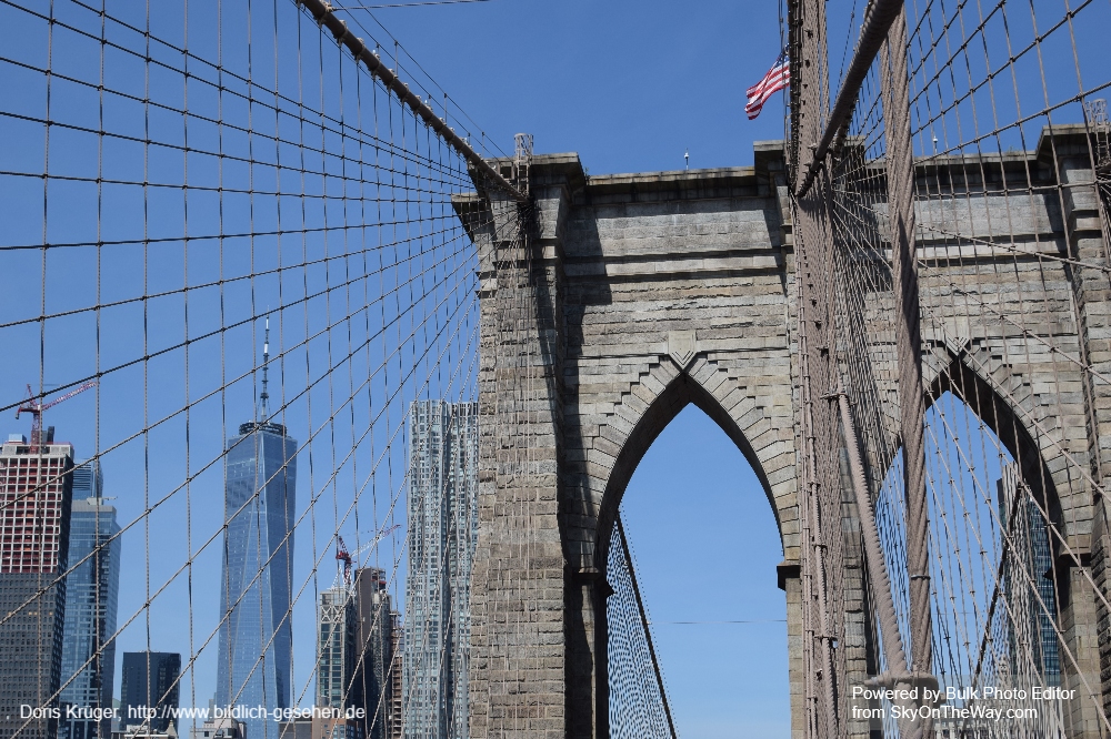 Blick auf Lower Manhattan von der Brooklyn Bridge