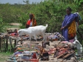 Massai verkaufen Souvenirs an Touristen im Dorf